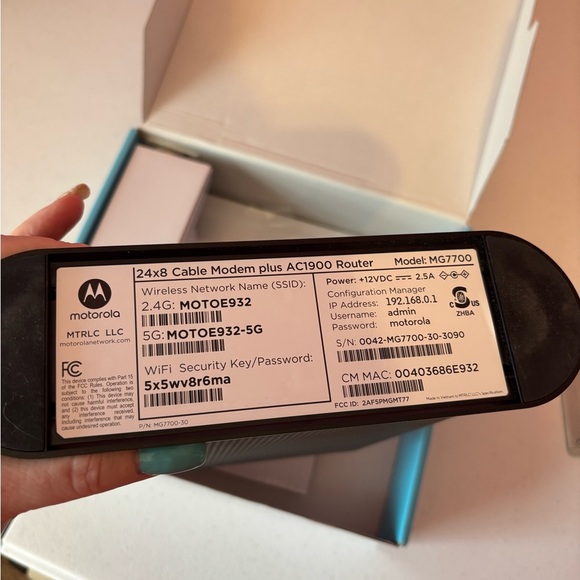 Motorola Black Modem-Router Combo with AC1900 WiFi - Picture 7 of 10